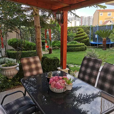 Leona Apartament *