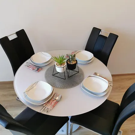 Apartament Leona *