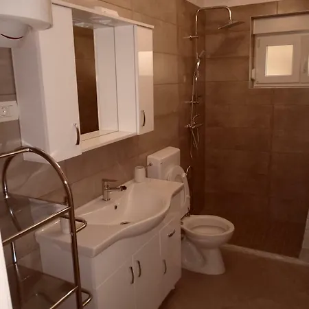 Apartament Leona *