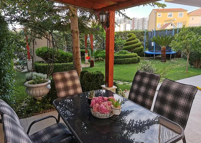 Leona Apartman *