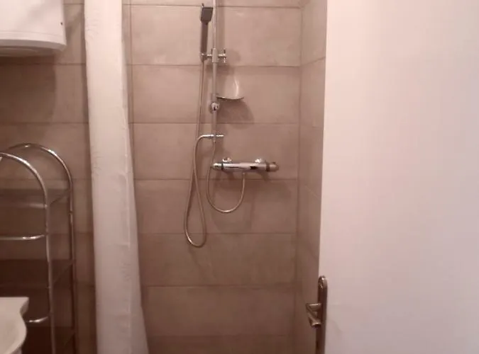 Leona Apartman *